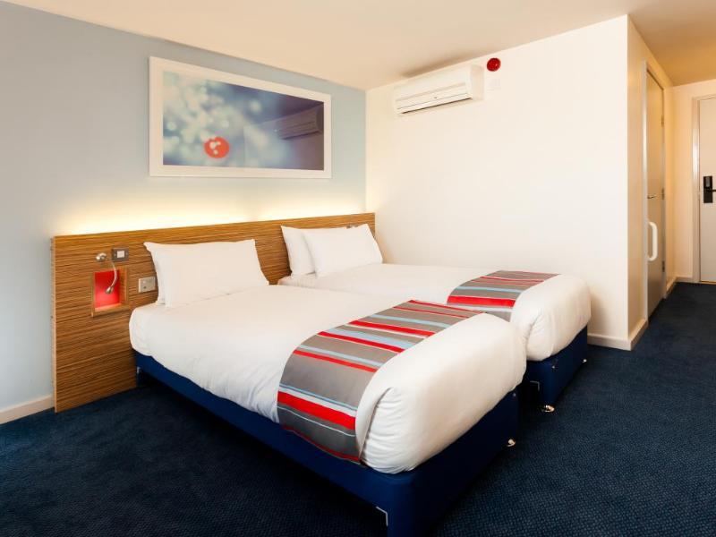 Travelodge High Wycombe Central Exterior foto